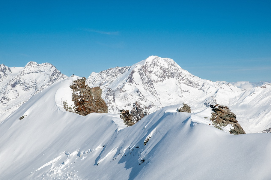 A picturesque view of Wengen, a car-free mountain resort perched in the Jungfrau Region of the Bernese Oberland, surrounded by lush alpine scenery.