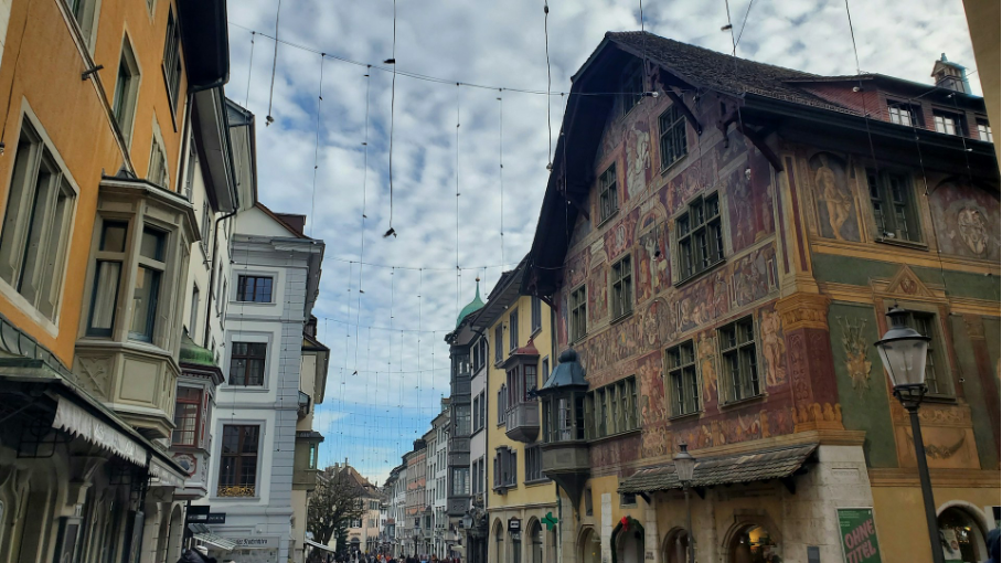 chaffhausen’s medieval town center, an enchanting city with beautifully preserved bay windows and painted facades.