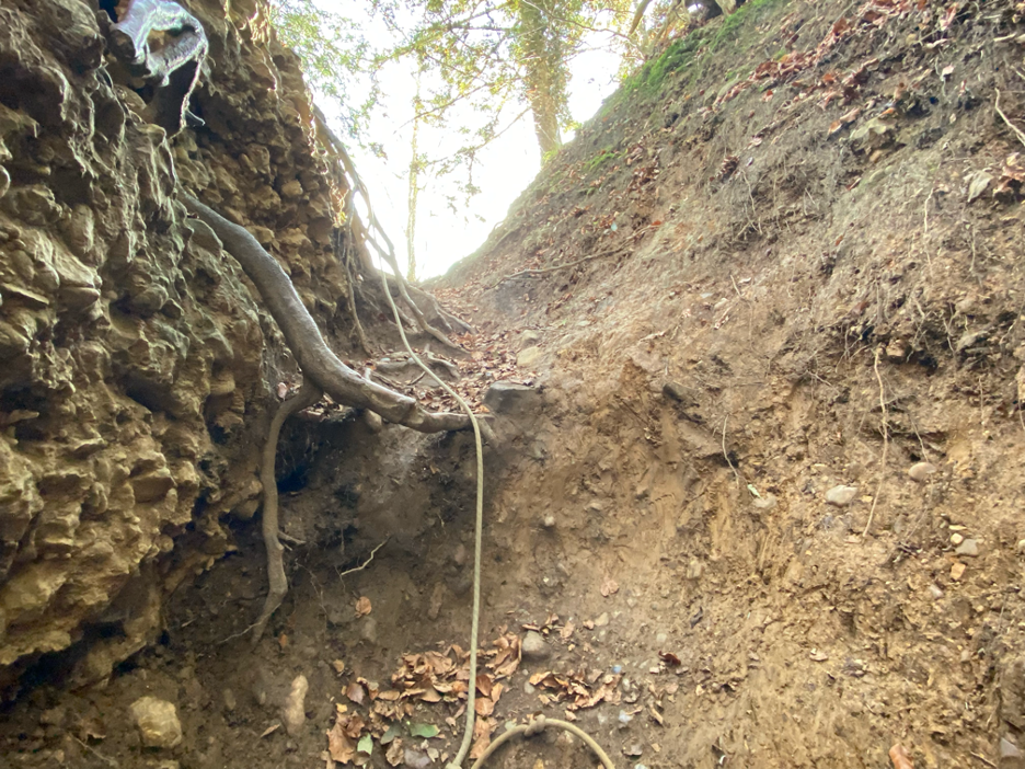 The exit of Bachtelspalt, featuring a sturdy rope to help hikers climb back up to the main trail—an adventurous highlight of the Bachtel Mountain hike.