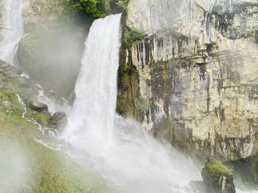 Rinquelle spring emerging from rock cliff near Seerenbach Falls