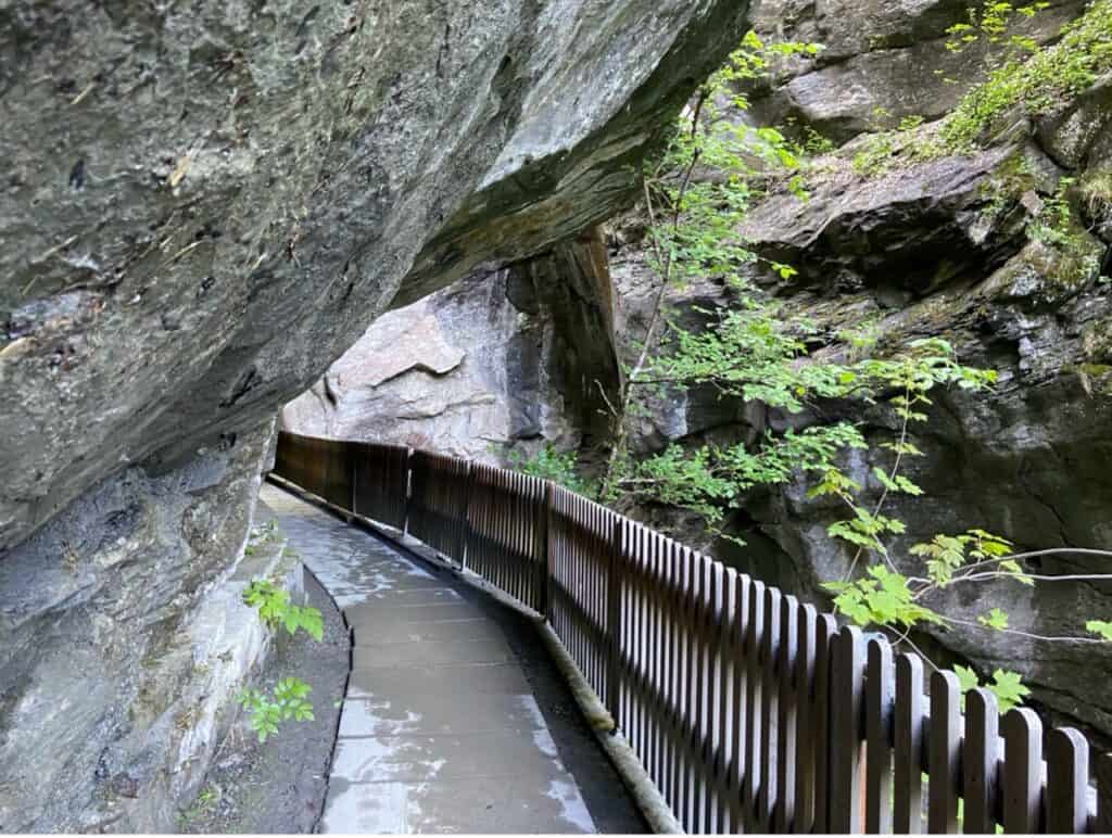 Trail leading along through the Tamina Gorge.