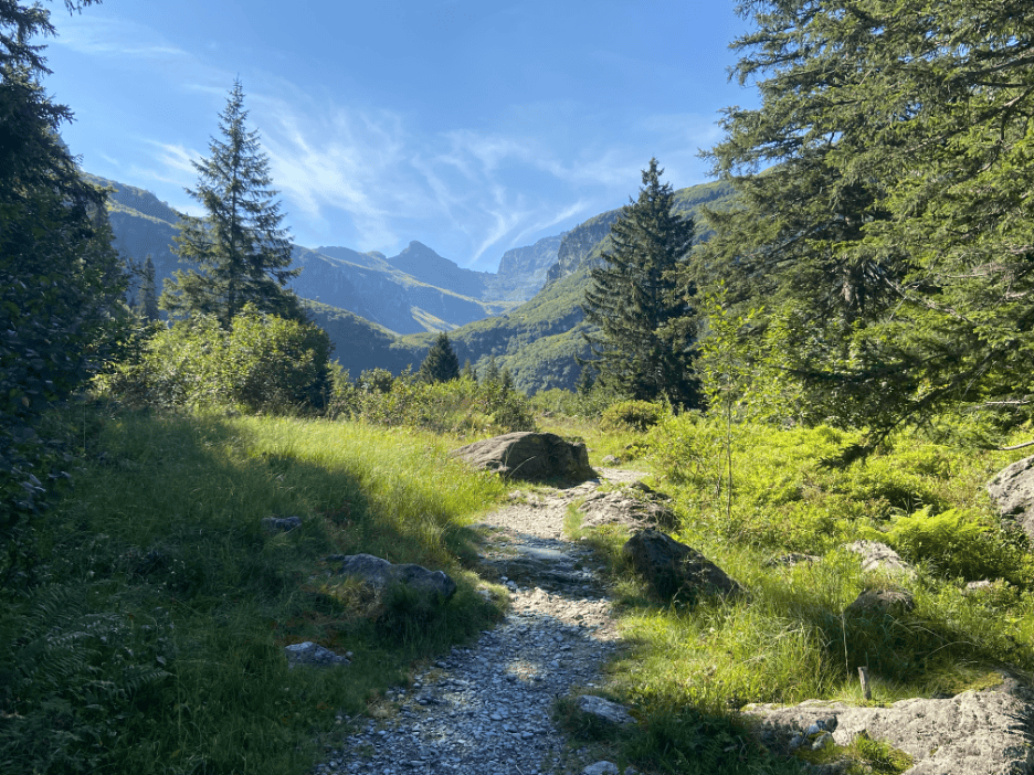Scenic hiking trail on Mettmenalp 