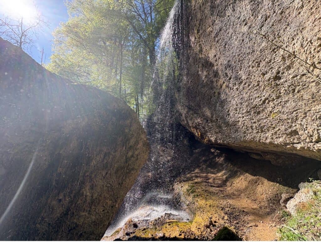 View through rocks toward the Äuli Gorge waterfall
