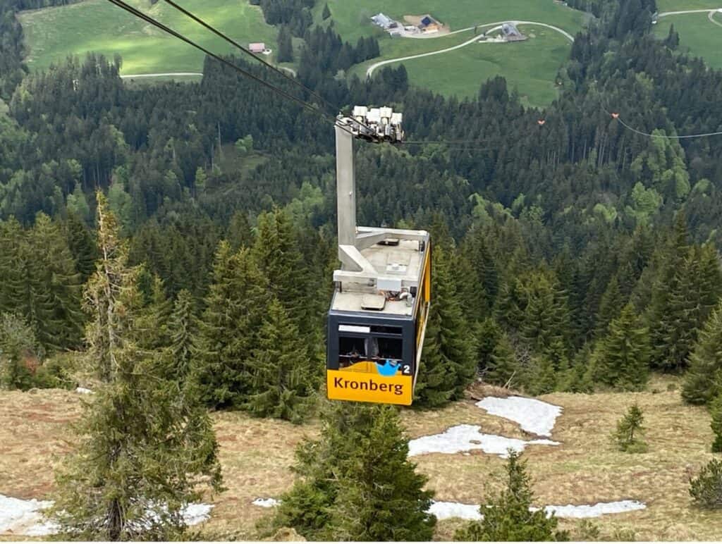 Yellow Kronberg cable car gliding up to the summit.