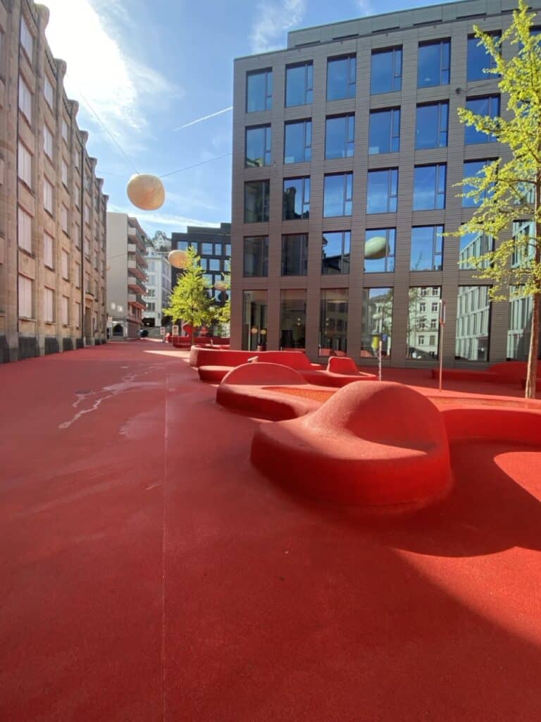 Red Stadtlounge in St. Gallen with outdoor sofas and modern art installation