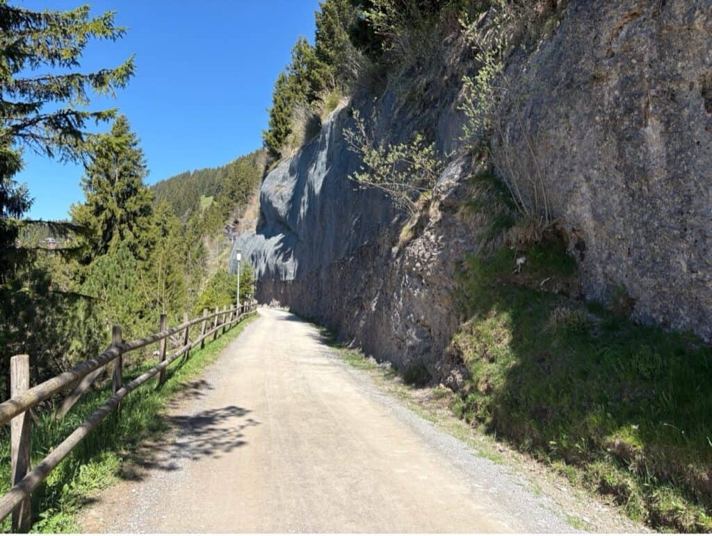 Wide hiking path leading along the rock face to Rigi Kaltbad.